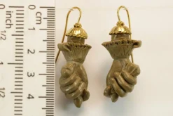 Boucles d’oreilles antiques en or sculpté de lave