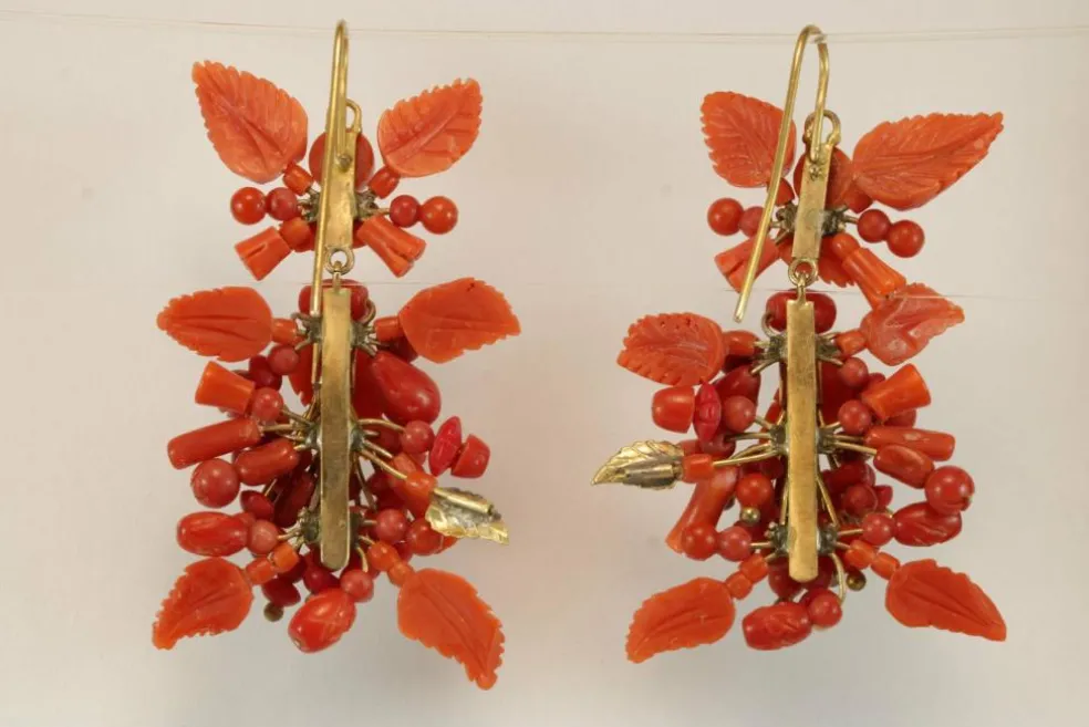Boucles d'oreilles antiques en or et corail