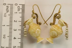 Boucles d'oreilles antiques en or sculptées en ivoire