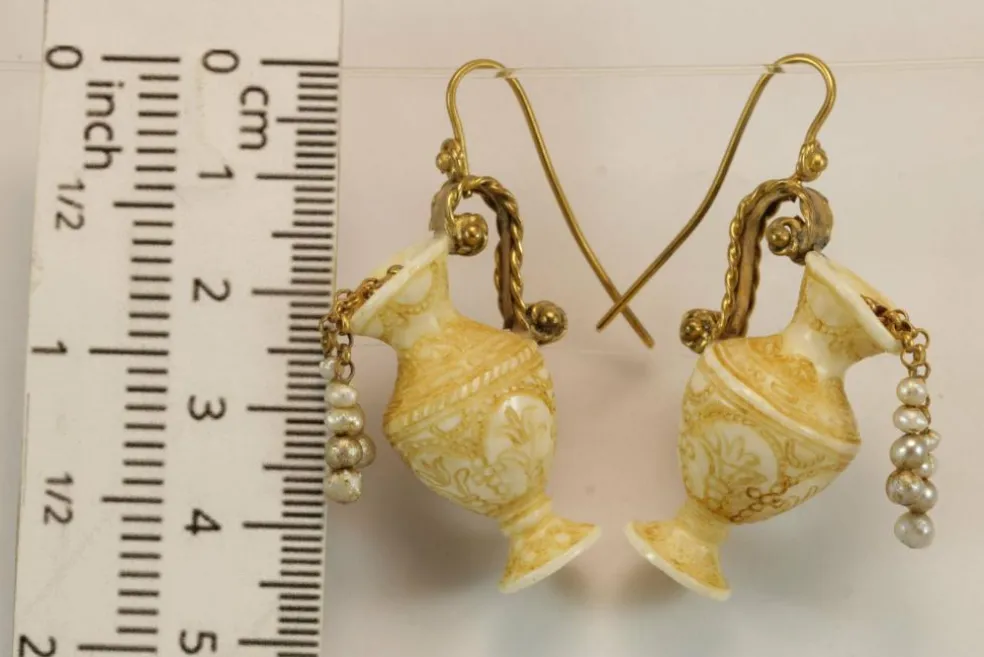 Boucles d'oreilles antiques en or sculptées en ivoire