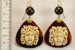 Boucles d'oreilles antiques en or et écaille de tortue avec camées Medusa en ivoire