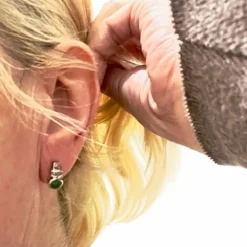 Boucles d'oreilles au design contemporain du XXe siècle en or 18 kt avec diamants et émeraudes