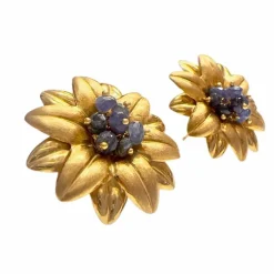 BOUCLES D'OREILLES AU DESIGN CONTEMPORAIN DU XXE SIÈCLE EN OR 18 KT AVEC SAPHIRS
