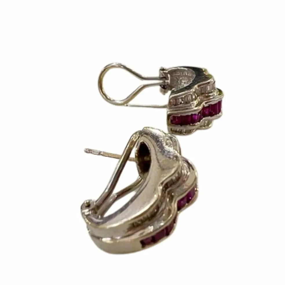 Boucles d'oreilles au design contemporain or jaune diamants et rubis