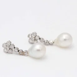 Boucles d'oreilles avec perle d'Australie et diamants