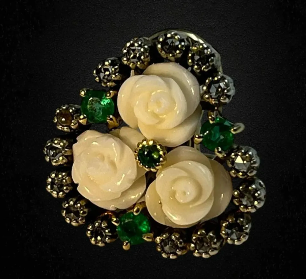 Boucles d'oreilles avec roses de corail blanc, émeraudes et diamants