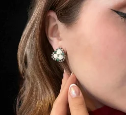 Boucles d'oreilles avec roses de corail blanc, émeraudes et diamants
