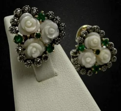 Boucles d'oreilles avec roses de corail blanc, émeraudes et diamants