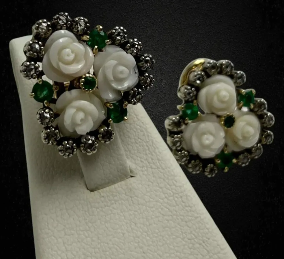 Boucles d'oreilles avec roses de corail blanc, émeraudes et diamants
