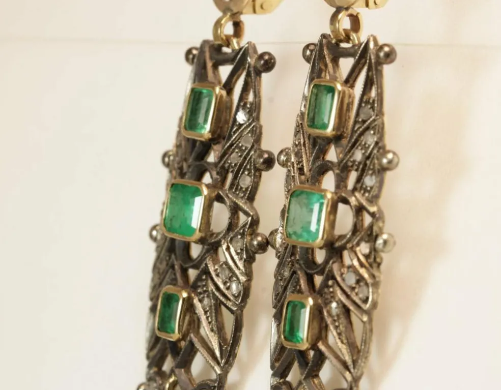 Boucles d'oreilles catalanes antiques en or, diamants et émeraudes