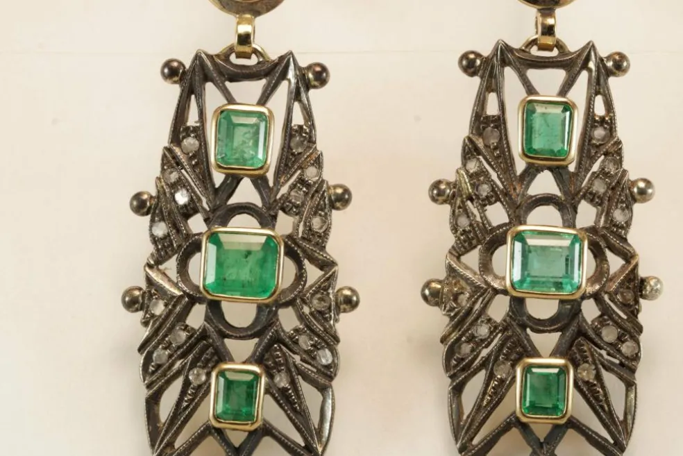 Boucles d'oreilles catalanes antiques en or, diamants et émeraudes