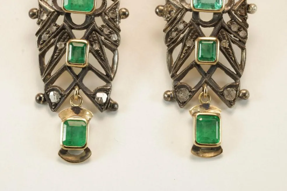Boucles d'oreilles catalanes antiques en or, diamants et émeraudes