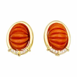 Boucles d'oreilles clips or jaune, corail et diamants.