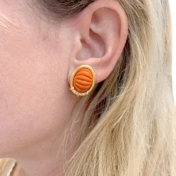 Boucles d'oreilles clips or jaune, corail et diamants.