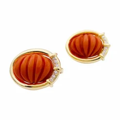 Boucles d'oreilles clips or jaune, corail et diamants.