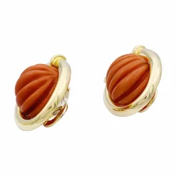 Boucles d'oreilles clips or jaune, corail et diamants.