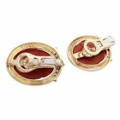 Boucles d'oreilles clips or jaune, corail et diamants.
