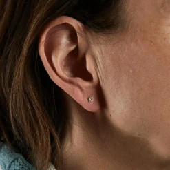 Boucles d’oreilles clou or jaune 18 carats sertie d’un diamant