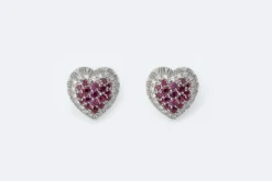 Boucles d'oreilles coeur en or blanc avec rubis et diamants