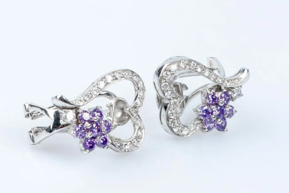 Boucles d'oreilles coeurs et fleurs en or blanc 18 carats