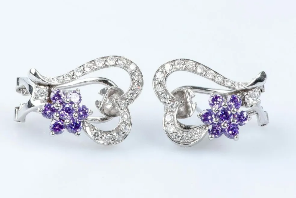 Boucles d'oreilles coeurs et fleurs en or blanc 18 carats