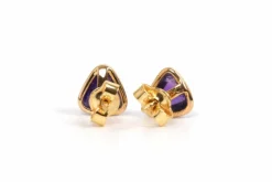 Boucles d'oreilles contemporaines en or jaune 18 carats serties d'améthystes