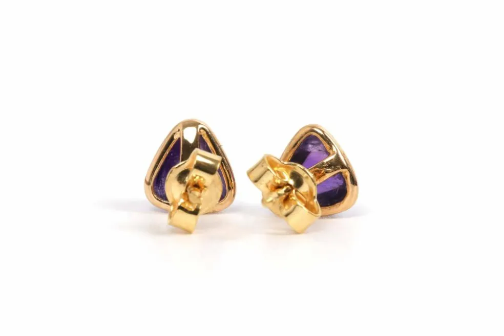 Boucles d'oreilles contemporaines en or jaune 18 carats serties d'améthystes