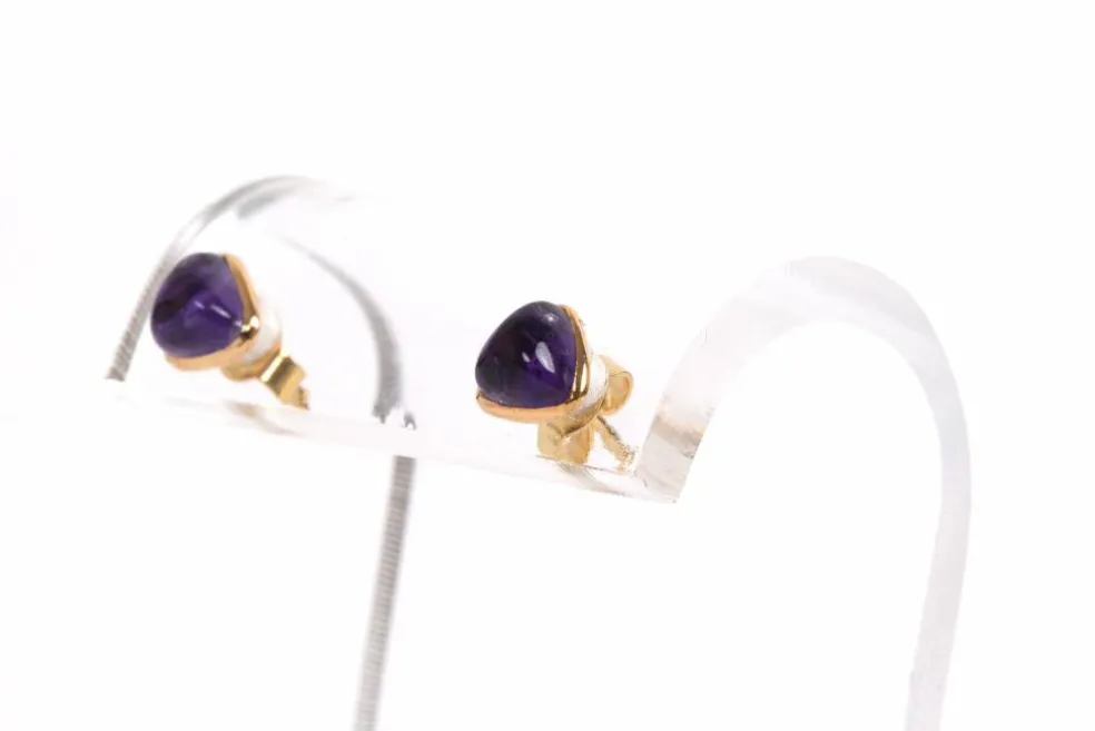 Boucles d'oreilles contemporaines en or jaune 18 carats serties d'améthystes