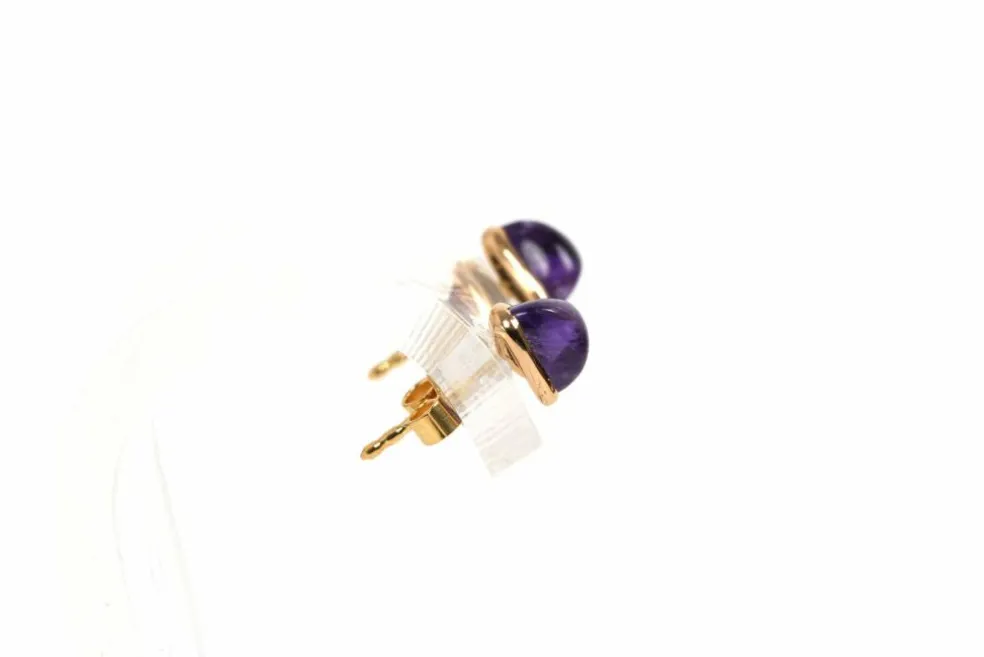 Boucles d'oreilles contemporaines en or jaune 18 carats serties d'améthystes
