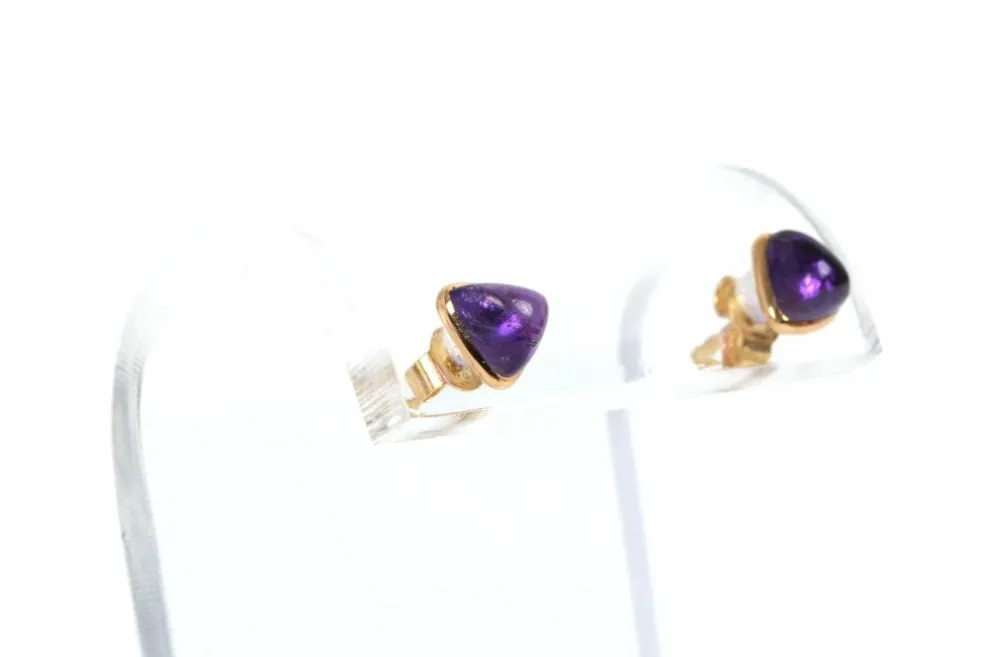 Boucles d'oreilles contemporaines en or jaune 18 carats serties d'améthystes