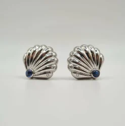 Boucles d’oreilles coquillages or blanc serties de diamants et saphirs