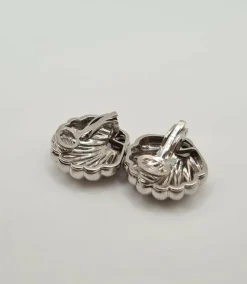 Boucles d’oreilles coquillages or blanc serties de diamants et saphirs
