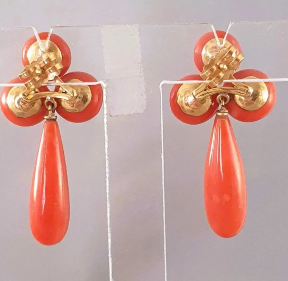 BOUCLES d'OREILLES CORAIL MEDITERRANEEN 3 CABOCHONS et 1 POIRE PENDANTE