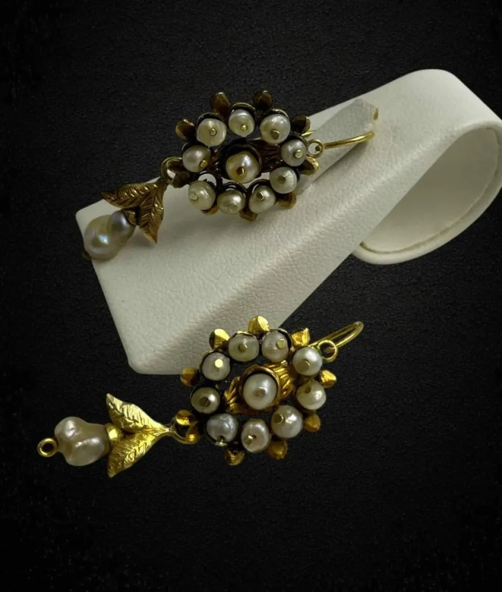 Boucles d'oreilles dalmates avec perles naturelles, XIXe siècle