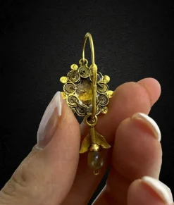 Boucles d'oreilles dalmates avec perles naturelles, XIXe siècle