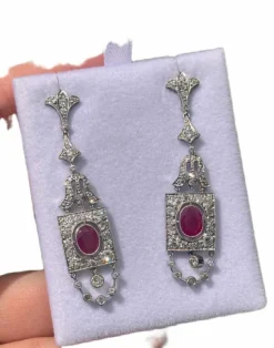 Boucles d'oreilles de style Art Déco en platine avec diamants et rubis.