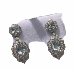 Boucles d'oreilles de style Art Déco en platine avec diamants et aigue-marine.