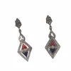 Boucles d'oreilles de style Art Déco en platine avec diamants, onyx et corail.