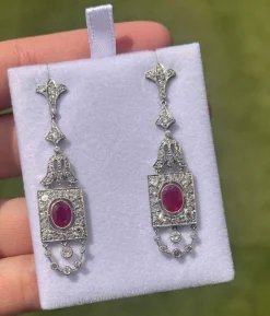 Boucles d'oreilles de style Art Déco en platine avec diamants et rubis.