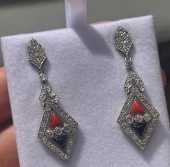 Boucles d'oreilles de style Art Déco en platine avec diamants, onyx et corail.