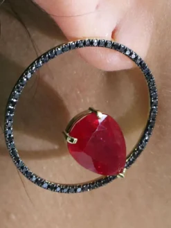 Boucles d'oreilles diamants noirs et rubis