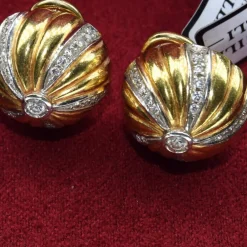 Boucles d'oreilles diamants en or jaune des années 1970