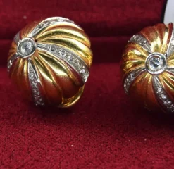 Boucles d'oreilles diamants en or jaune des années 1970