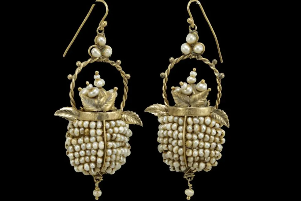 Boucles d'oreilles dorées perles anciennes