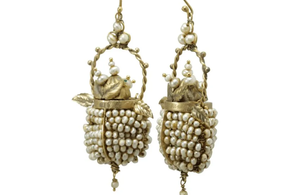 Boucles d'oreilles dorées perles anciennes