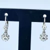 Boucles d’oreilles dormeuses en or blanc en pierres blanches