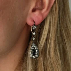 BOUCLES D'OREILLES DORMEUSES ART DECO, DIAMANTS & SAPHIRS