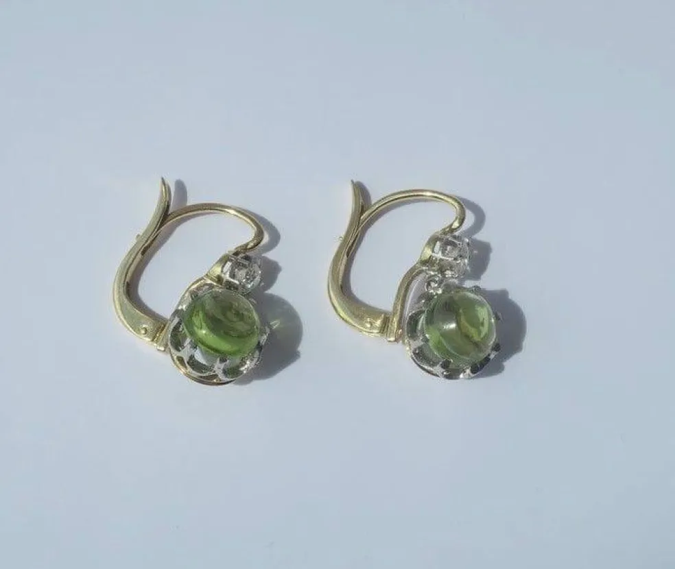 Boucles d’oreilles dormeuses anciennes diamant cabochon péridot
