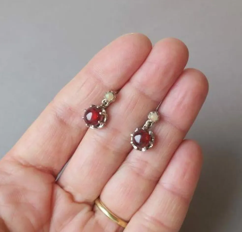 Boucles d’oreilles dormeuses or blanc, platine, grenat, opale