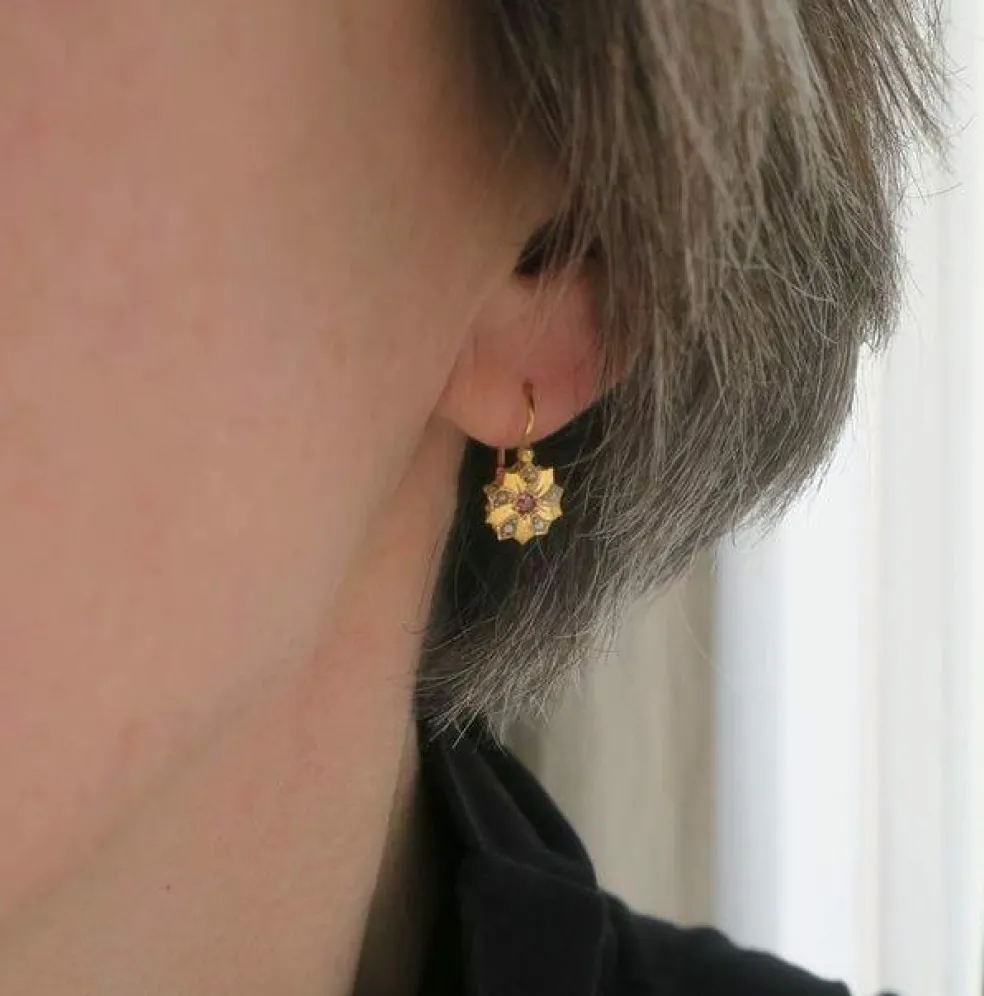 Boucles d’oreilles dormeuses 19e siècle, fleur or rose